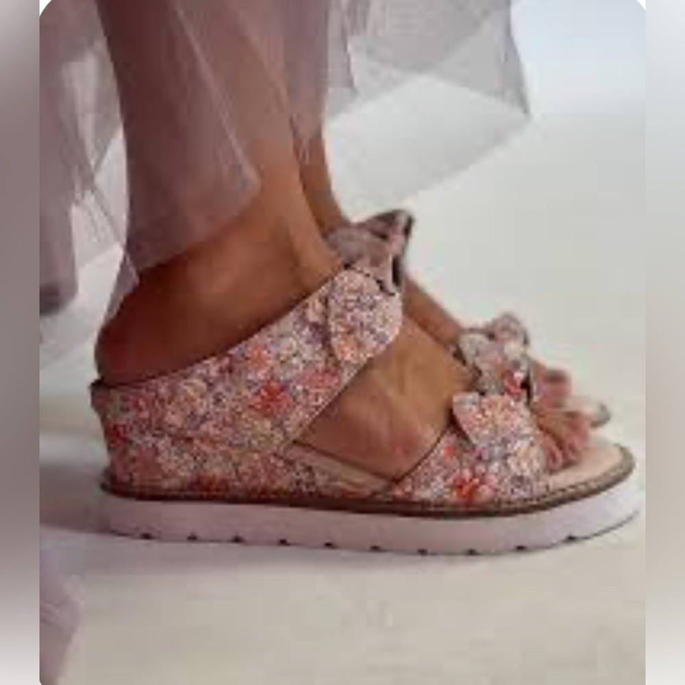 Minx Boutique | Stacy Bow Wedge Sandals